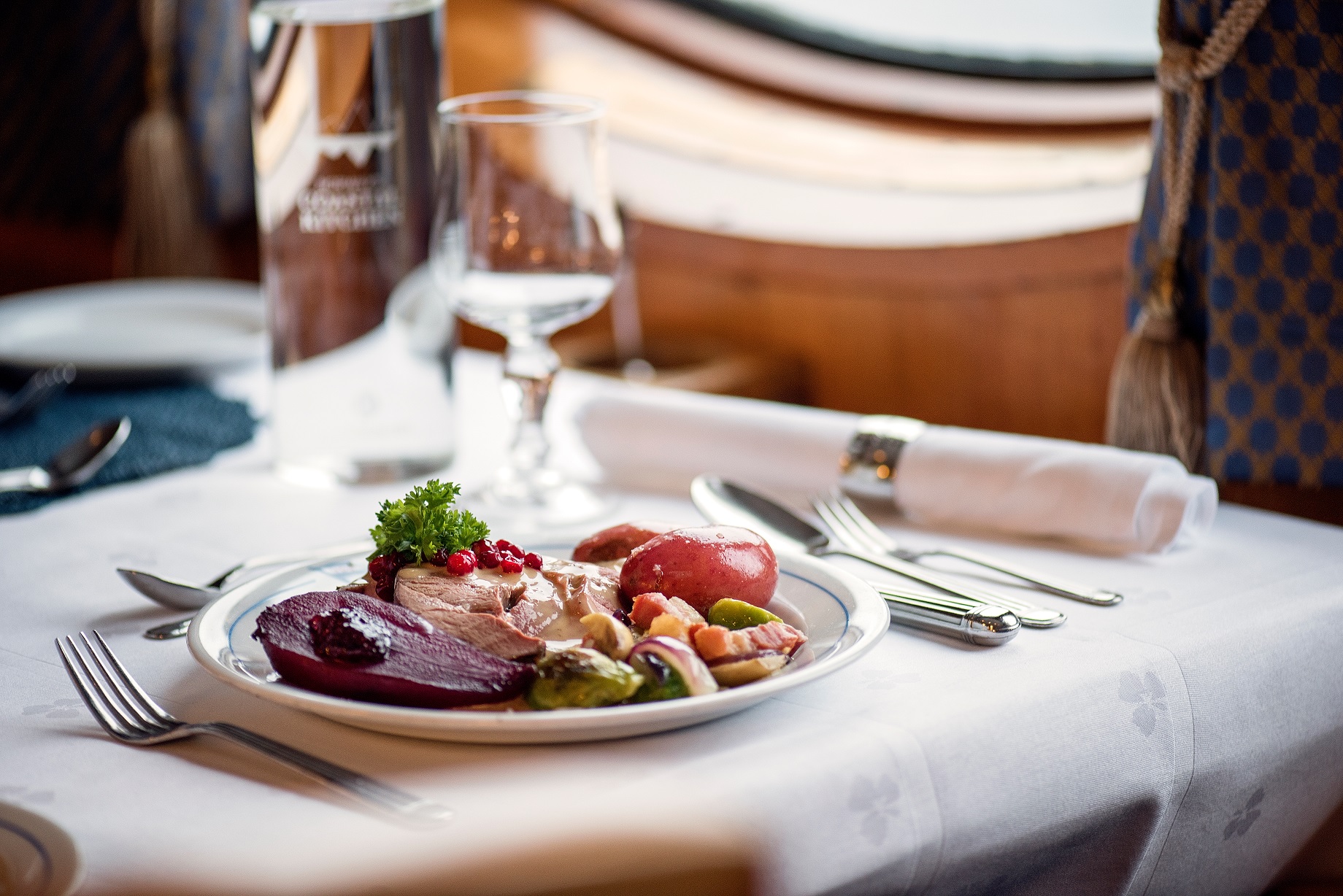 HURTIGRUTEN CRUCEROS FIORDOS NORUEGOS TROLLFJORD NORWAY CRUISES HURTIGRUTEN #Hurtigruten #NorwayFjords #FiordosNoruegos #Gastronomia